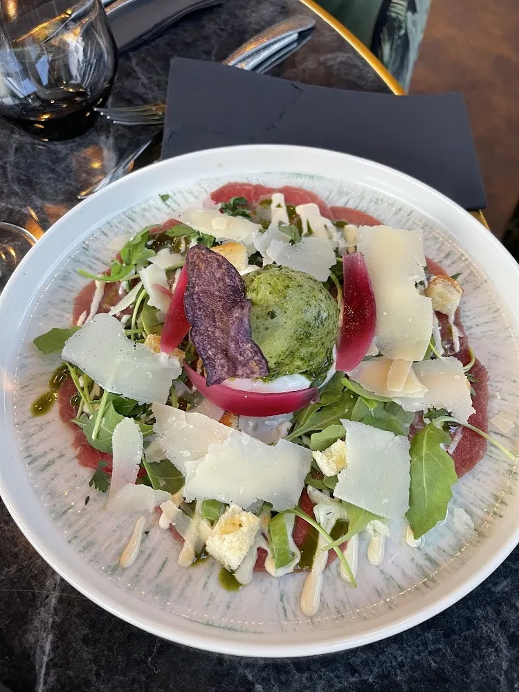 Carpaccio de Bœuf À l'italienne Crème de Parmesan Croûtons Roquette Et Réduction Balsamique