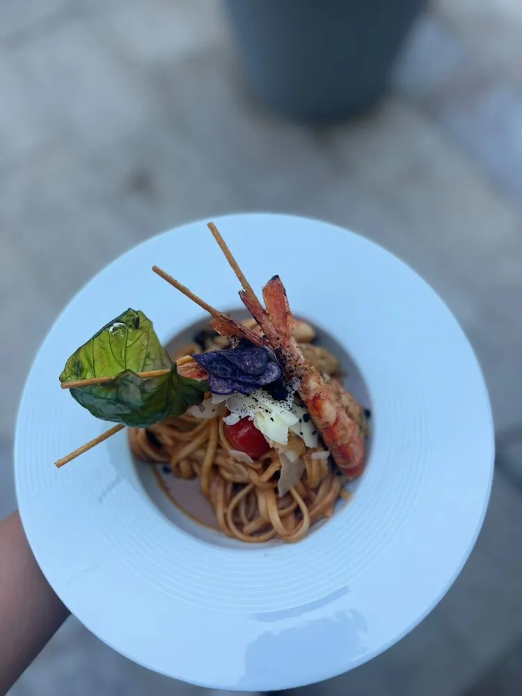 Linguines Aux Gambas Pesto Rosso Poudre de Pistaches Parmesan